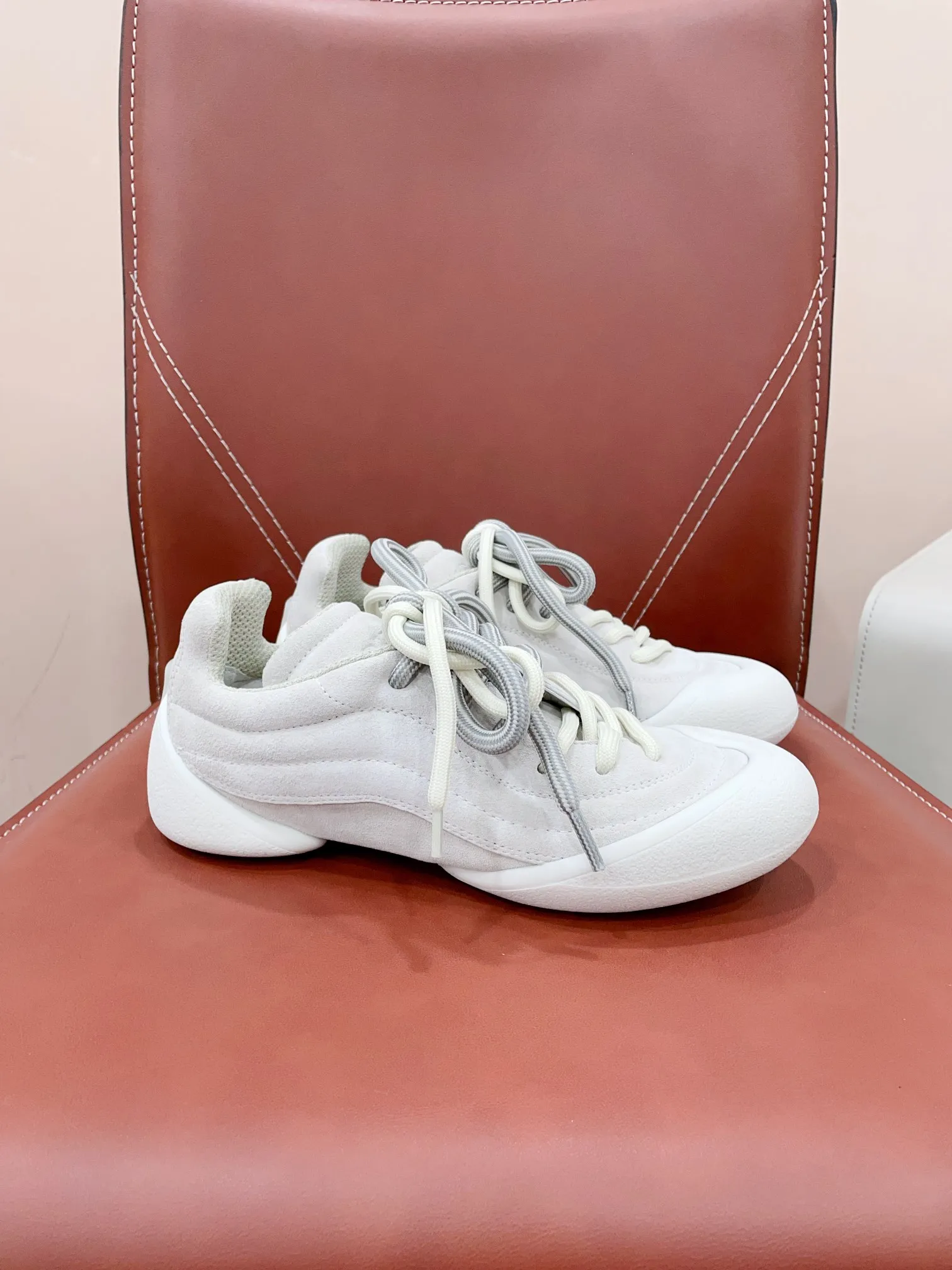 👟👟Ex-factory price 620👟👟 *✅MCQUEEN/Alexander McQueen 24/The latest Flexion series of autumn and winter retro casual sneakers. Original purchase, development and production. This Flexion Off white tone grain leather low-top sneaker uses laces of different sizes and is matched with a lightweight segmented sole inspired by anatomy. The reverse skull pattern is embossed on the heel. Fabric: Original custom imported first-layer cowhide. Lining: Custom imported breathable mesh lining. Sole: Original molded non-slip TPU material. Sole thickness: 2CM. 𝙎𝙞𝙯𝙚: 35-40 women / 39-45 men (customized for 40 women and 45 men) 𝙋𝙧𝙞𝙘𝙚(Men’s size +10) Extremely cost-effective factory price, no negotiation